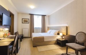Arquitectura de hoteles ejemplares: Fiesta Inn Durango - Cababie Daniel